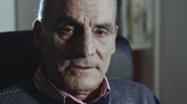 yaşlı adam: düşünceli oturan üzgün ve yalnız adam