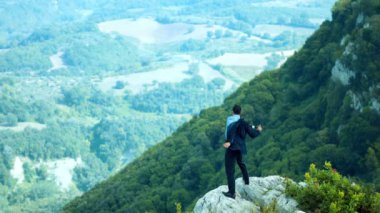 üstte exulting iş adamı 