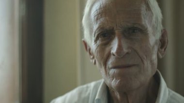 düşünceli yaşlı adam