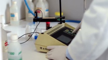 bir araştırma laboratuarında çalışan bilim adamı