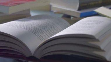 izleme atış kitapların bir masaya açılan: öğrenme, kültür, öğrenci