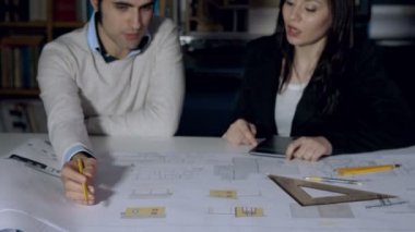 ekip çalışması mimar: insanlar planı hakkında tartışmak ve kontrol