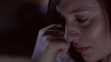 Karanlık bir odada ağlayan yalnız ve üzgün kadın