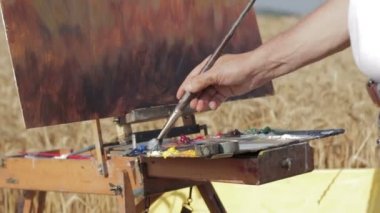 ressam ile fırça renkleri karıştırma