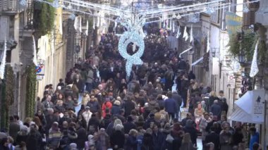 kalabalık Noel zamanında yağmur altında