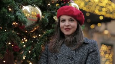 büyük bir sarı Noel top ile kız
