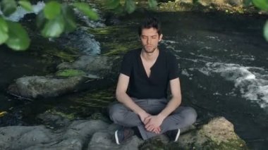 nehir kenarında dua adam