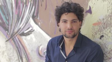 Genç adam gülümsüyor