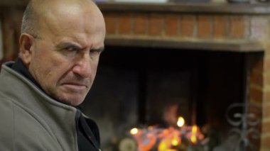 adam şömine yakın