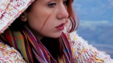 üzgün ve depresyonda kadın bir dağın zirvesinde