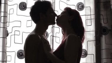 Çift olan tutkulu öpücükler