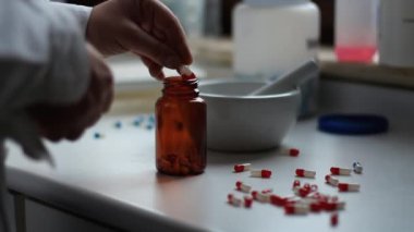 kapsül koyarak eczacı