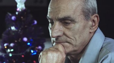 Noel zamanı sırasında dalgın üzgün adam