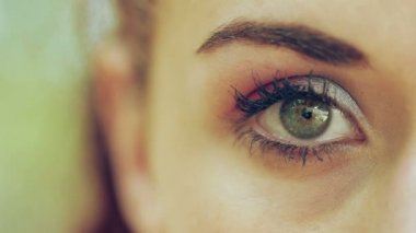 genç kadının gözü