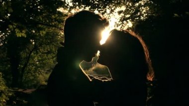 siluet içinde öpüşen insanlar