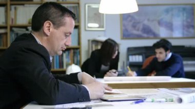 mimari bir stüdyoda çalışan insanlar: yaratıcı ekip çalışması