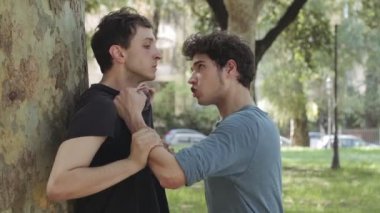 parkta iki genç adam dövmek
