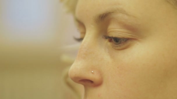 Mavi Gözlü Yarım Yüzlü Bir Kadının Yakın Çekimi — Stok video