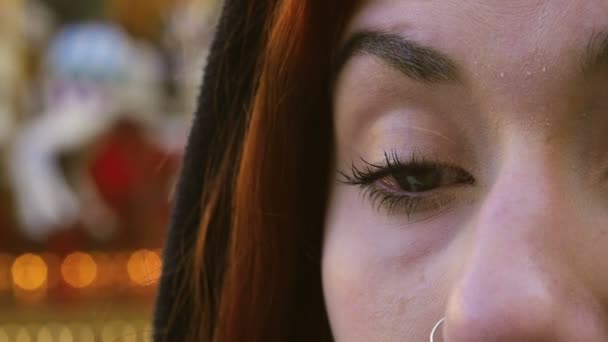 Dívka v slzách, sám, detailní na oči, piercing, nos — Stock video