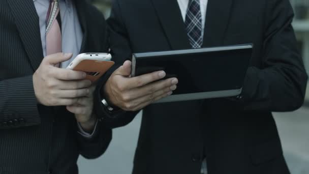 Hombres de negocios que utilizan la tableta y el teléfono inteligente: trabajo, compañero de trabajo, negocio, web, wi-fi — Vídeo de stock