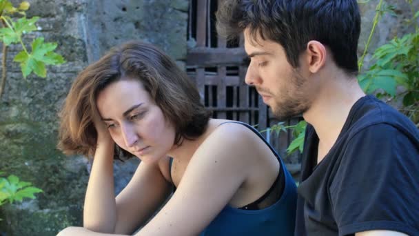 Pareja en crisis: pareja pensativa de pie triste debido a problemas de amor — Vídeos de Stock