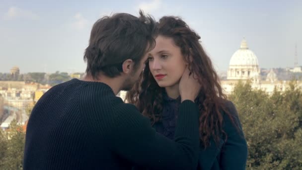 Amantes beijando em Roma com st. Cúpula de Pedro no fundo — Vídeo de Stock