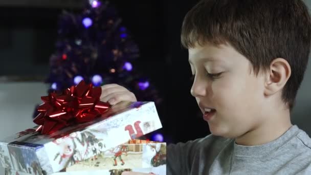 Bambino sorpreso apre regalo lucido per Natale — Video Stock