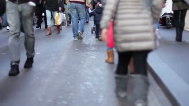 Ludzie chodzą w czasie Bożego Narodzenia — Wideo stockowe