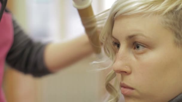 Cabeleireiro Faz Penteado Para Uma Mulher Focada — Vídeo de Stock