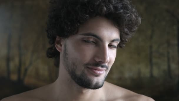 Okouzlující mladý muž se usmívá na kameru — Stock video