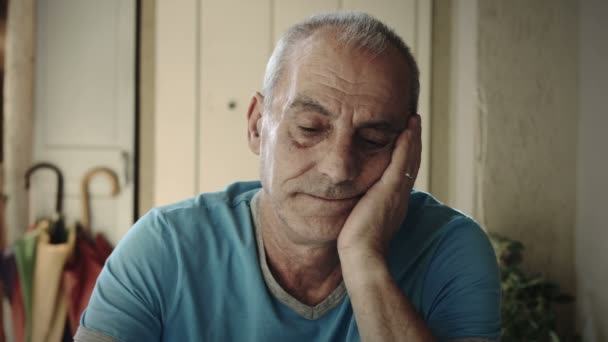 Oude mens is het denken over zijn problemen: doordachte, verdrietig, verdriet, eenzaamheid — Stockvideo