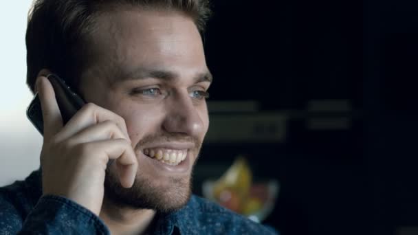 Beau jeune homme ayant une conversation sur le smartphone : mobile, cellulaire, téléphone — Video