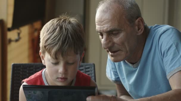 Abuelo y nieto usando tableta informática: familia, hijos, ancianos — Vídeos de Stock