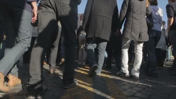 Menschenmassen bewegen sich auf einer Straße im Stadtzentrum: Demonstration, Spaziergang, Spaziergang — Stockvideo