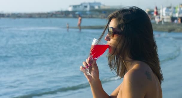 Menina bonita relaxante junto ao mar — Vídeo de Stock