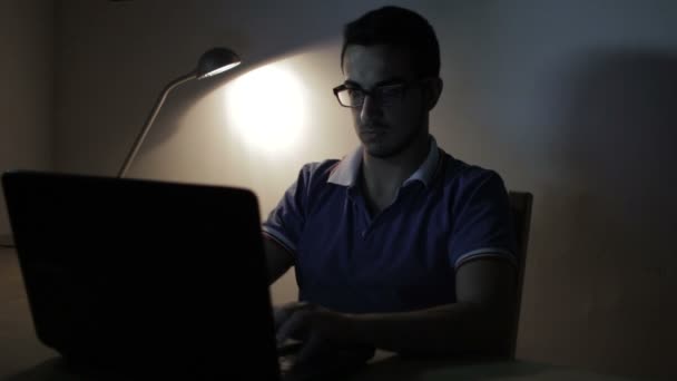 Uomo che utilizza un computer portatile e naviga in internet (facebook ) — Video Stock