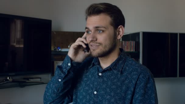 Aranyos fiatal férfi a smartphone válaszol: beszél, boldog, nyugodt — Stock videók