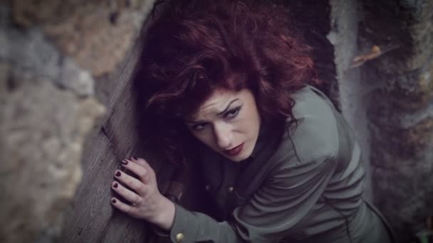 Scared woman near an old wooden door — Stock Video