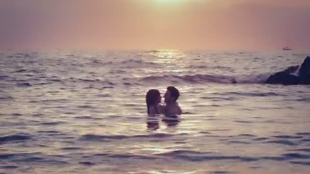 Gli amanti che si baciano in mare al tramonto - amore - bacio uomo e donna — Video Stock