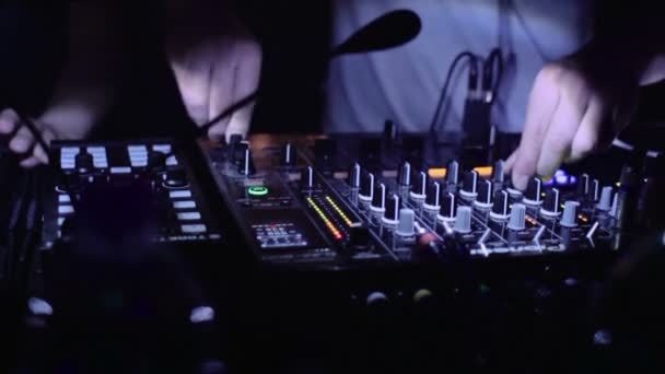 DJ está a misturar música — Vídeo de Stock