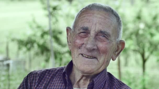 Usmívající se vrásčitá starý muž — Stock video