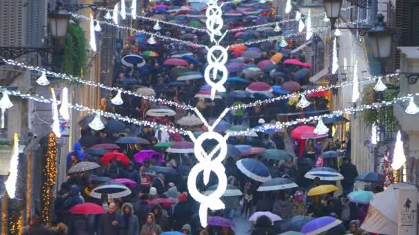 Multitud bajo la lluvia en tiempo de Navidad — Vídeos de Stock