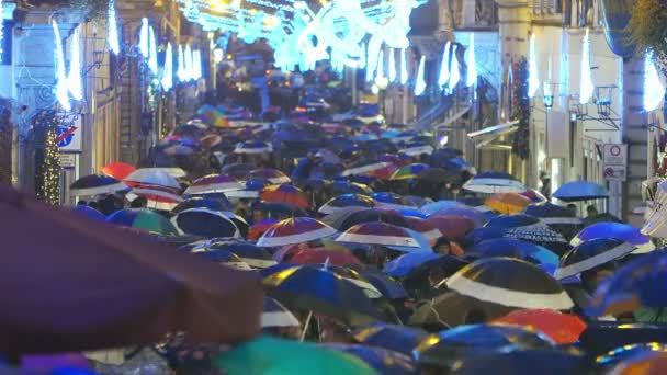 Tłum pod deszczu w czasie świąt Bożego Narodzenia — Wideo stockowe