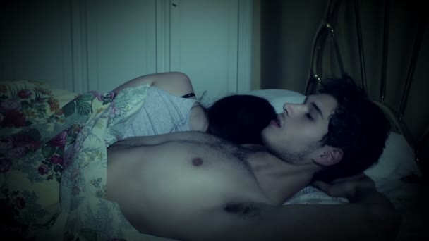 Ein schlafloser Mann für seine Probleme wird von seiner Frau getröstet — Stockvideo