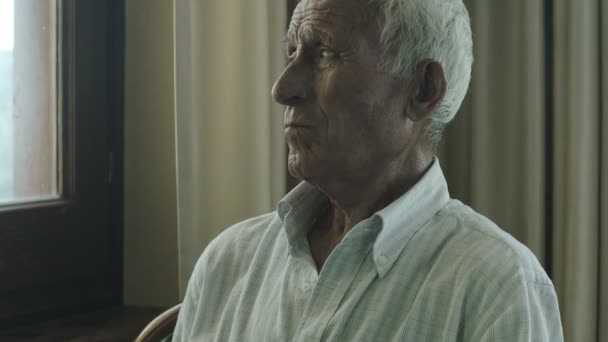 Alter Mann sitzt allein — Stockvideo