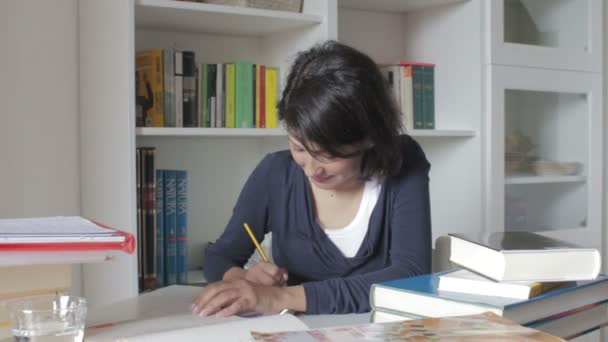 Chica joven preparando sus exámenes — Vídeos de Stock