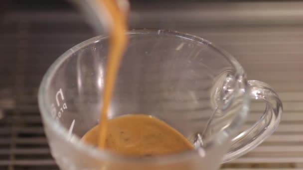 Preparare il caffè espresso in una tazza di vetro — Video Stock