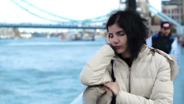 Mulher triste perto do rio — Vídeo de Stock