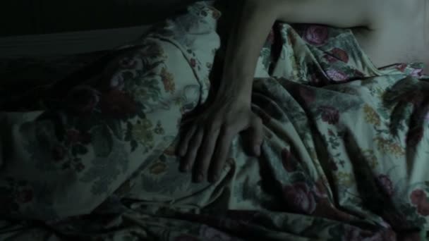 Коханець в ліжку сексуальна пристрасть і чуттєвість поцілунок — стокове відео