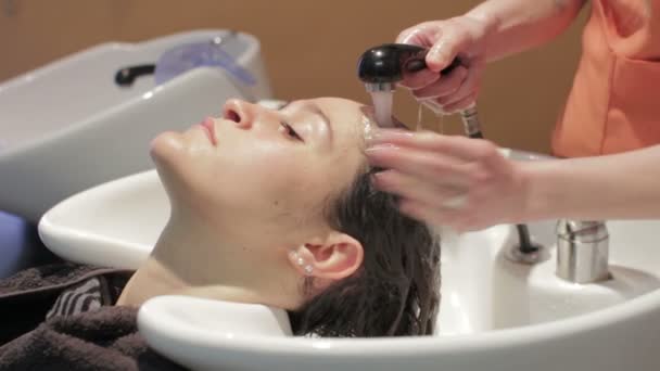 Hairstylist Wast Meisje Haar Gootsteen — Stockvideo